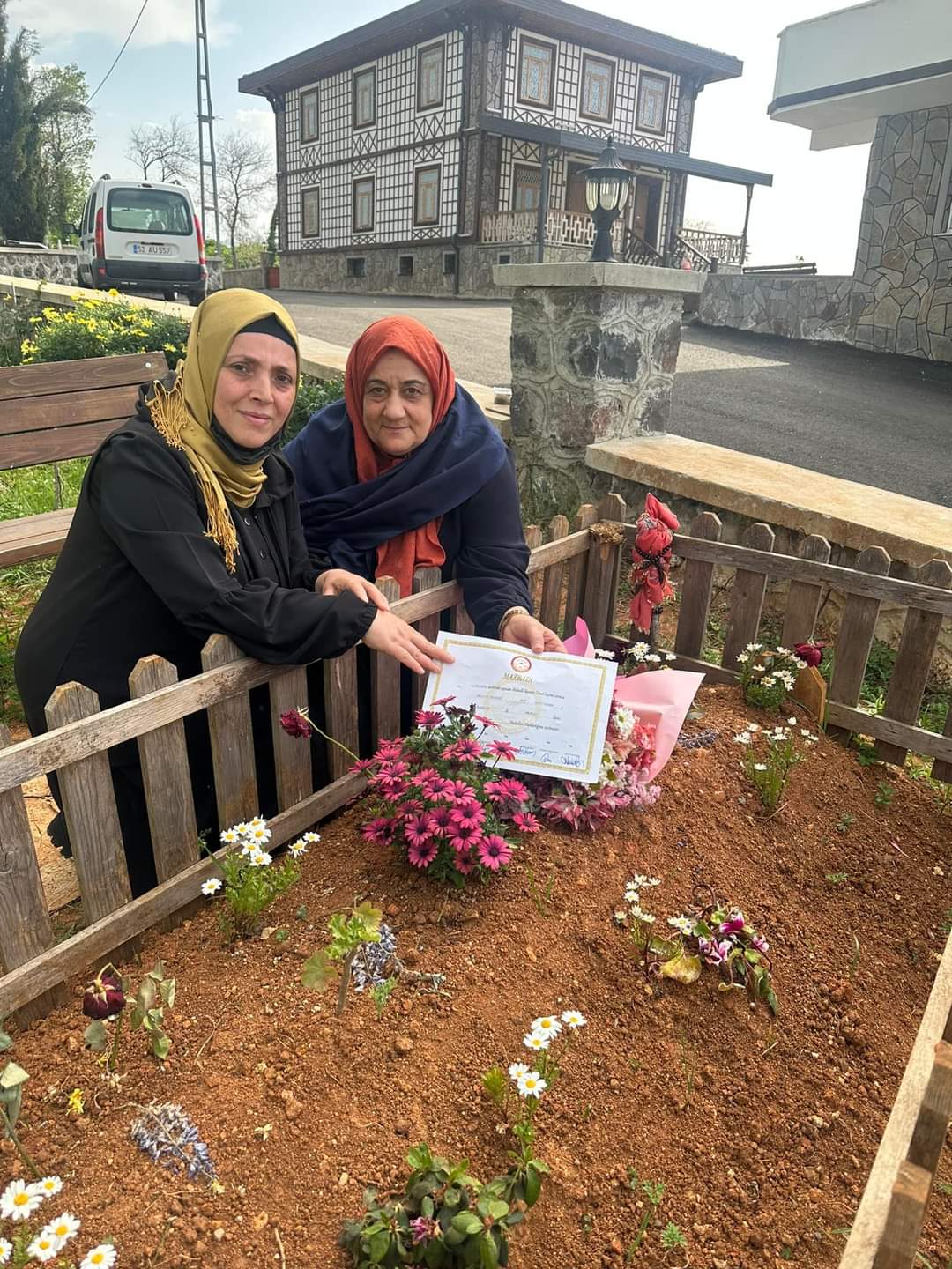 Muhtar Yılmaz Mazbatasını rahmetli olan Eşine getirdi